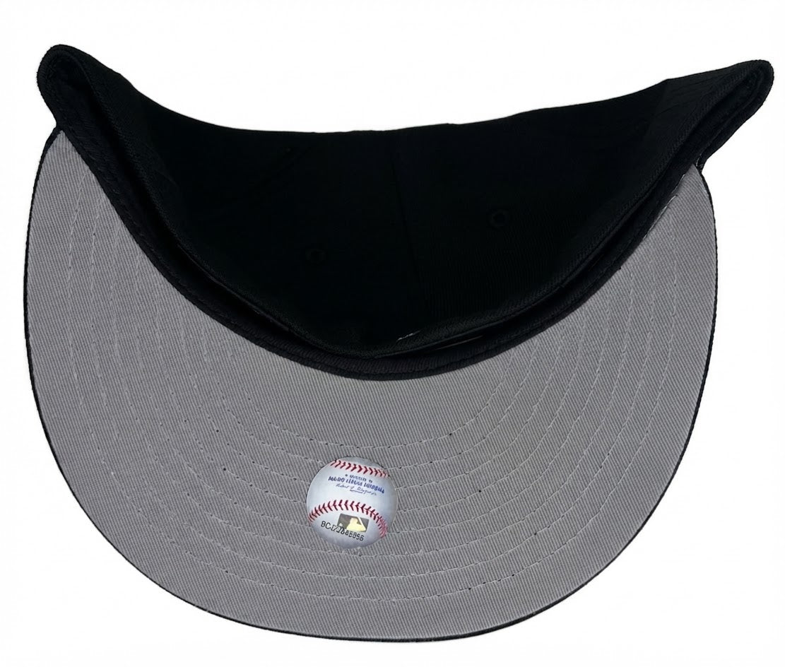 New Era New York Yankees 59FIFTY fitted hat featuring a black crown and a colorful embroidered circular side-and-front graphic with a 1999 World Series side patch
