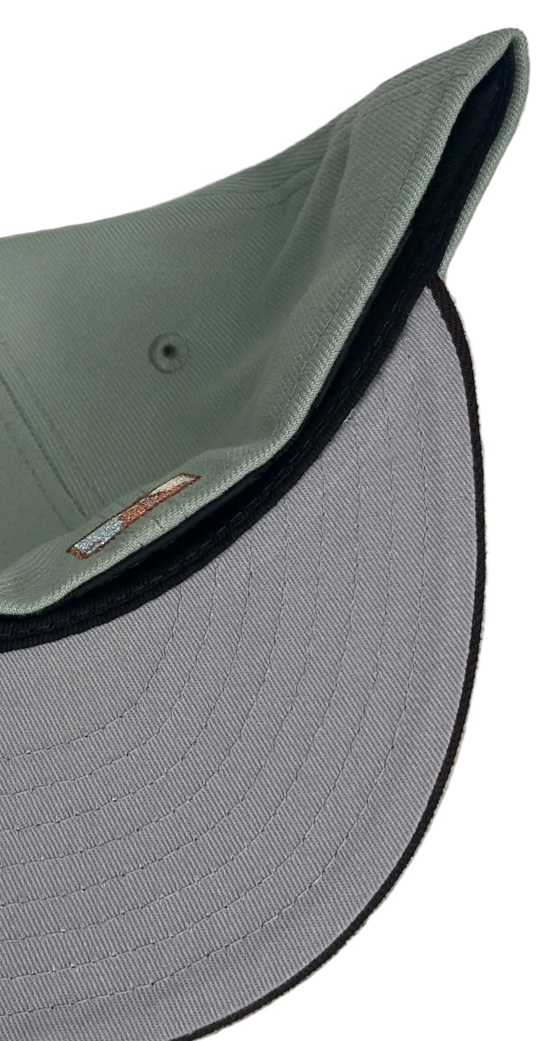 New Era New York Yankees 59FIFTY fitted Hat featuring a grey crown & a dark brown brim.