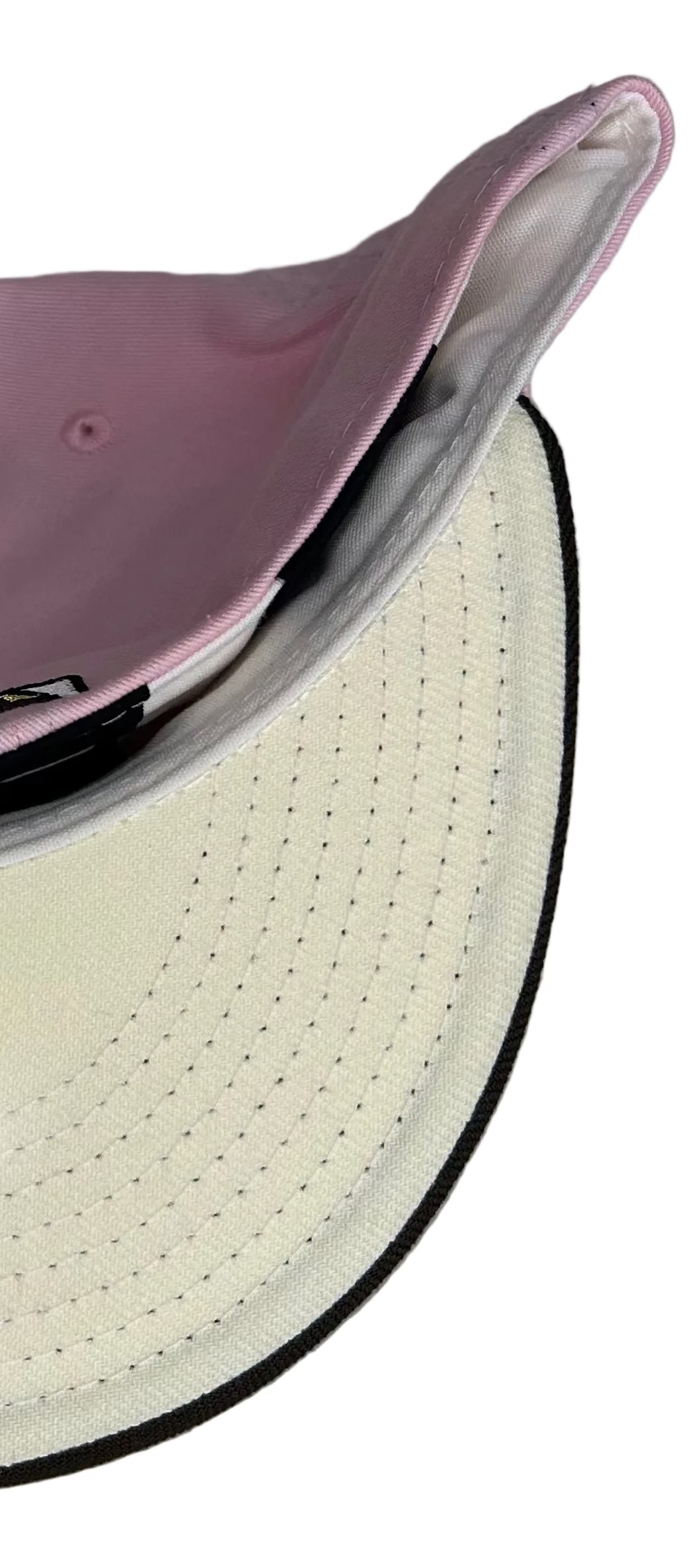 New Era 59Fifty Seattle Mariners fitted hat features a distinctive pink crown with a chocolate brown brim and a 35th Anniversary patch on the side.