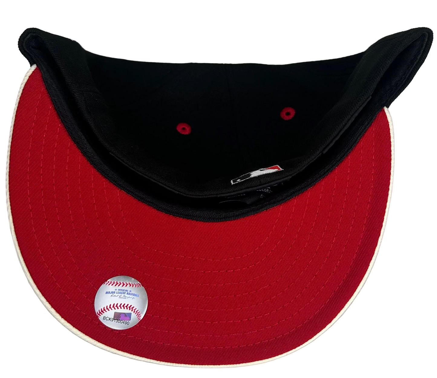 New Era 59FIFTY Seattle Mariners fitted hat features a black structured crown, a white flat brim, and a 30th Anniversary side patch.