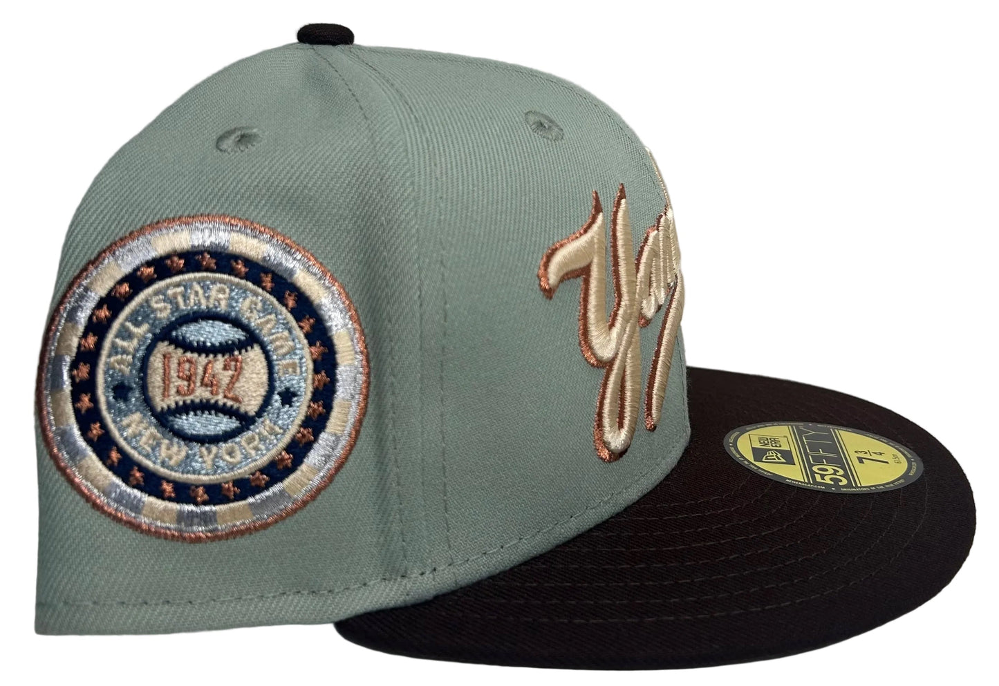 New Era New York Yankees 59FIFTY fitted Hat featuring a grey crown & a dark brown brim.