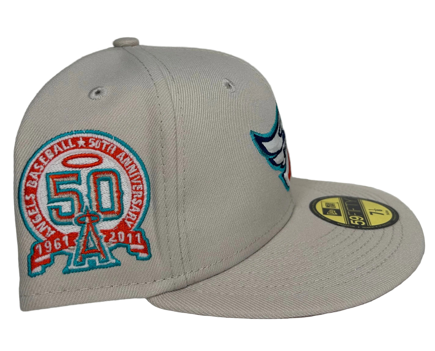 New Era 59Fifty fitted hat features a cream-colored crown, a vibrant pink undervisor, and a special 40th anniversary patch on the side.