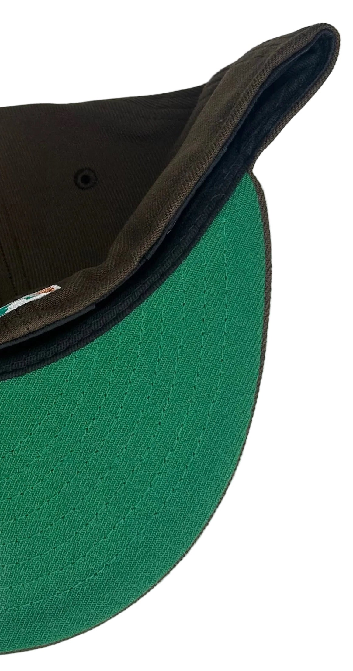 New Era Seattle Mariners “Autumn Ridge” 59FIFTY fitted hat features a brown crown and a 30th anniversary patch
