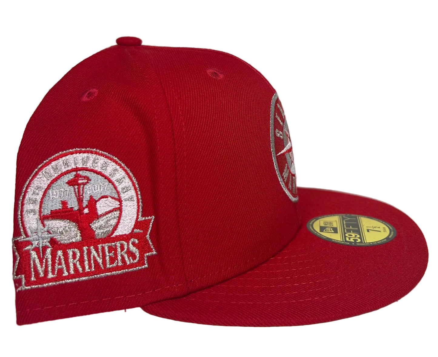 New Era Seattle Mariners 59FIFTY fitted hat features a silver embroidered compass logo and a side anniversary patch.