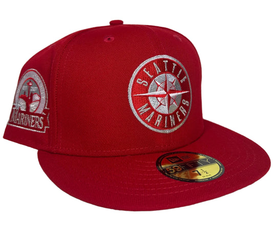 New Era Seattle Mariners 59FIFTY fitted hat features a silver embroidered compass logo and a side anniversary patch.