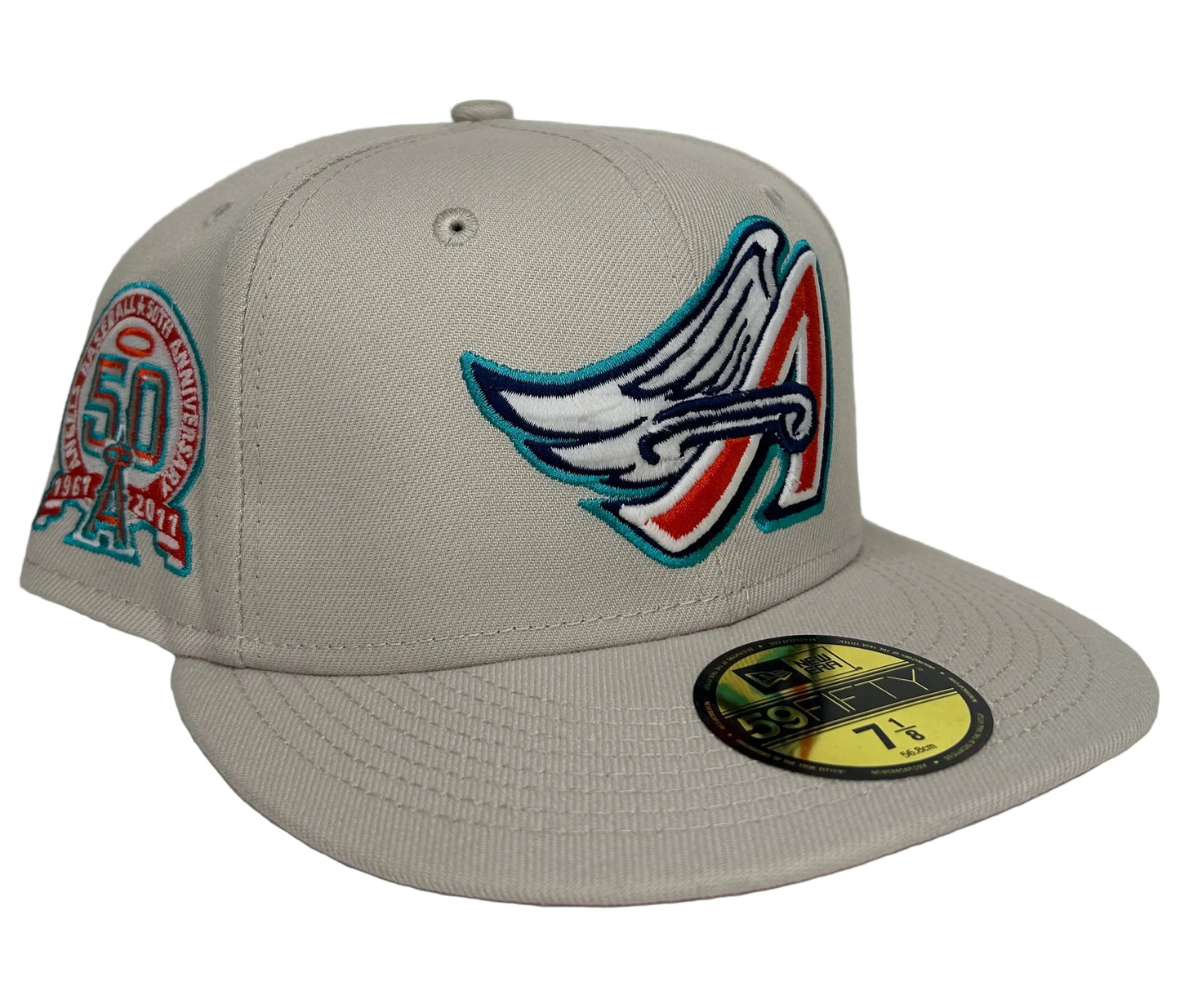 New Era 59Fifty fitted hat features a cream-colored crown, a vibrant pink undervisor, and a special 40th anniversary patch on the side.