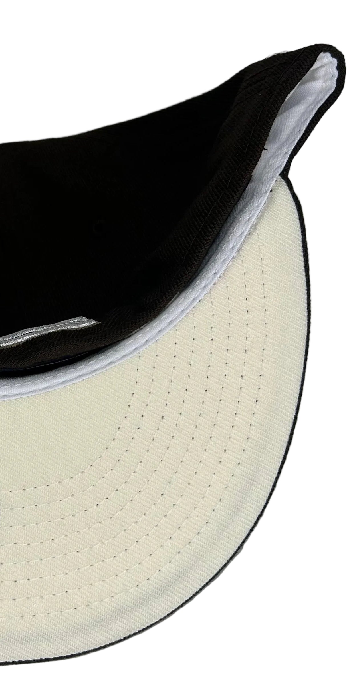 New Era 59FIFTY Chicago Cubs fitted hat features a dark brown "chocolate" colorway and an embroidered "angry bear" logo.