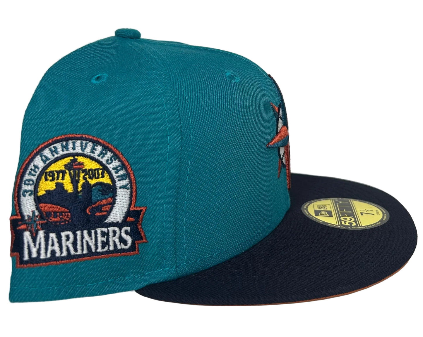 New Era Seattle Mariners 59FIFTY fitted cap features a distinctive two-tone teal crown and dark navy brim with a 35th-anniversary patch.
