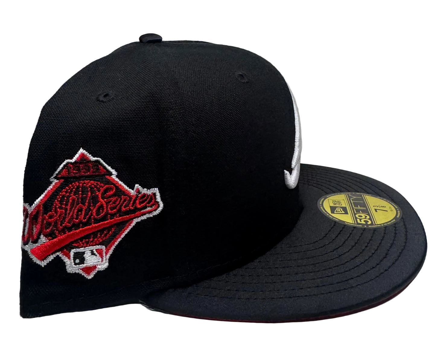 New Era Atlanta Braves 1995 World Series fitted hat featuring a Black crown, red visor, and a commemorative side patch.