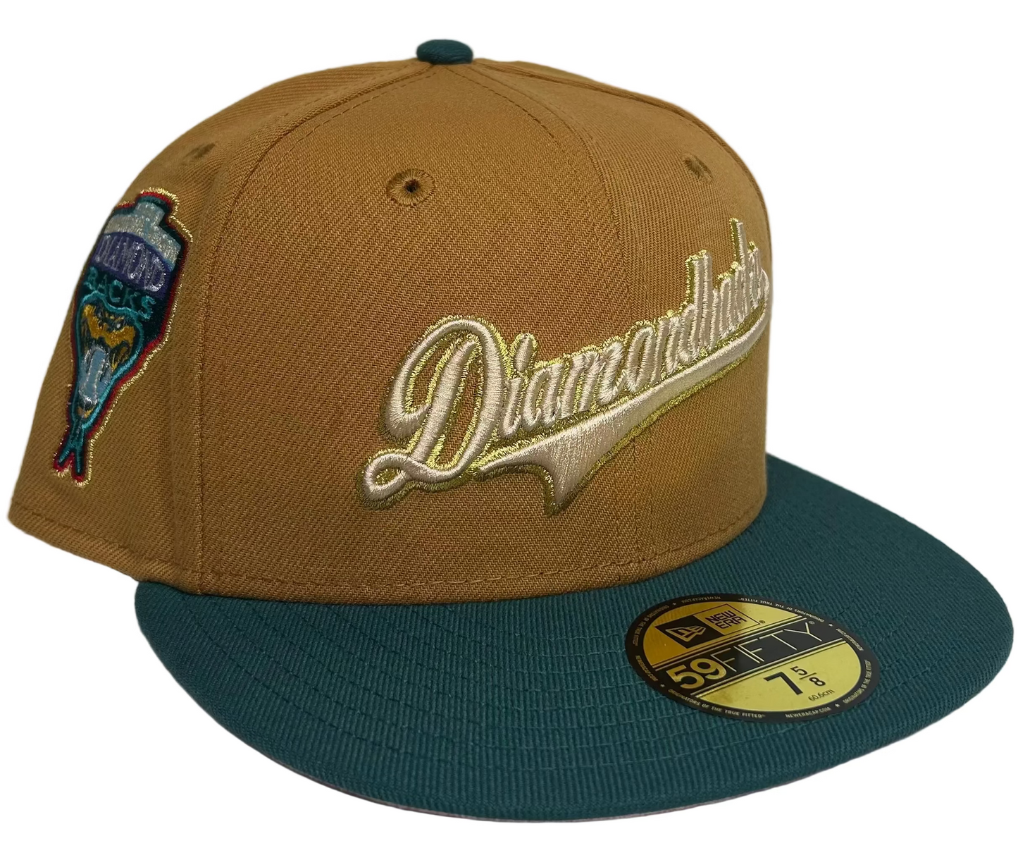 Arizona Diamondbacks “Dragonite” 59FIFTY Fitted Hat features a unique camel-colored crown paired with a dark green brim.