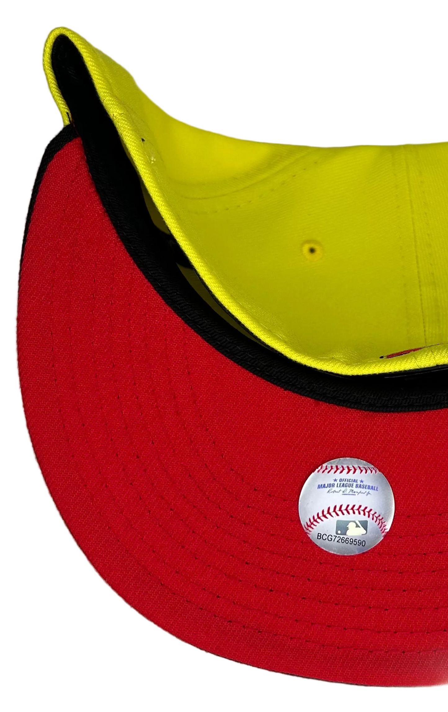 New Era 59Fifty Arizona Diamondbacks hat features a vibrant yellow crown and a contrasting black visor.