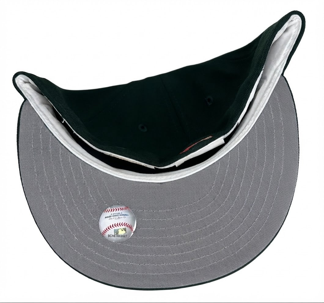 New Era 59Fifty Seattle Mariners fitted hat featuring a distinctive red top button and a 30th anniversary side patch.