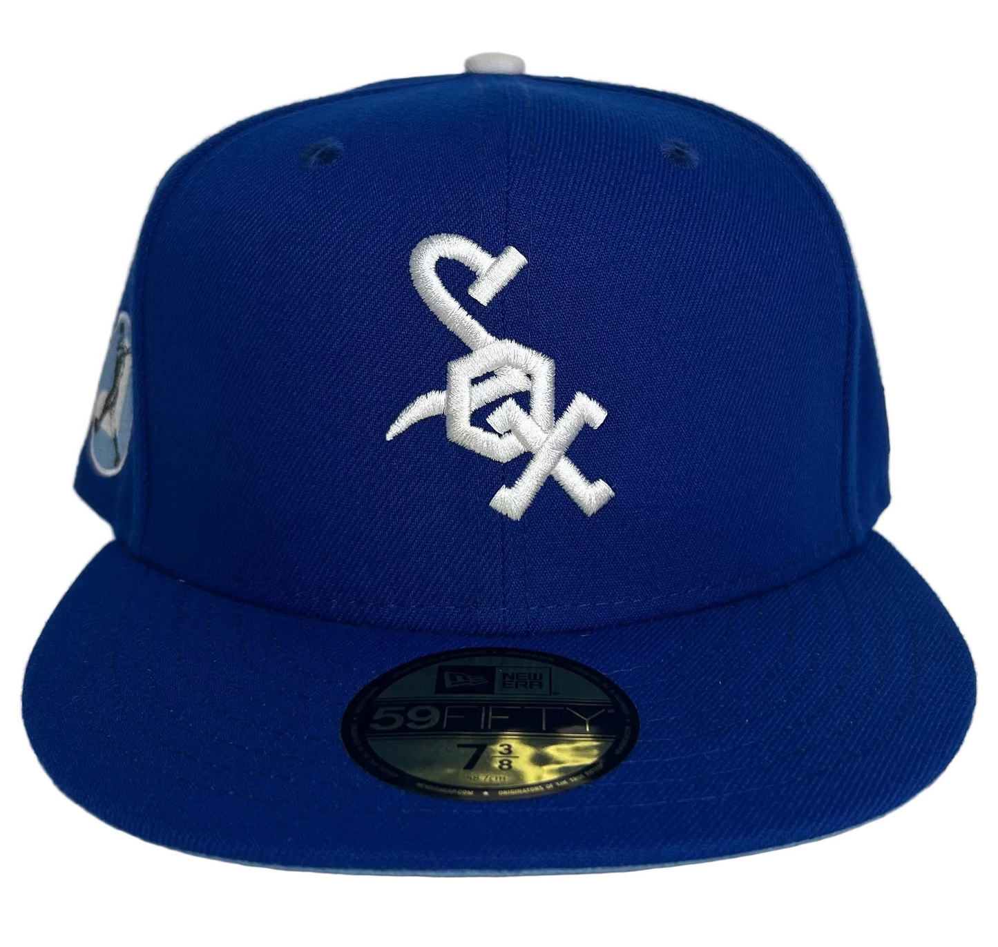 Chicago White Sox 59FIFTY fitted hat by New Era features a royal blue crown and visor, accented with a white embroidered "Sox" logo on the front.