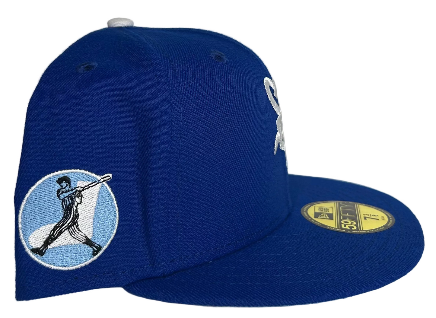 Chicago White Sox 59FIFTY fitted hat by New Era features a royal blue crown and visor, accented with a white embroidered "Sox" logo on the front.