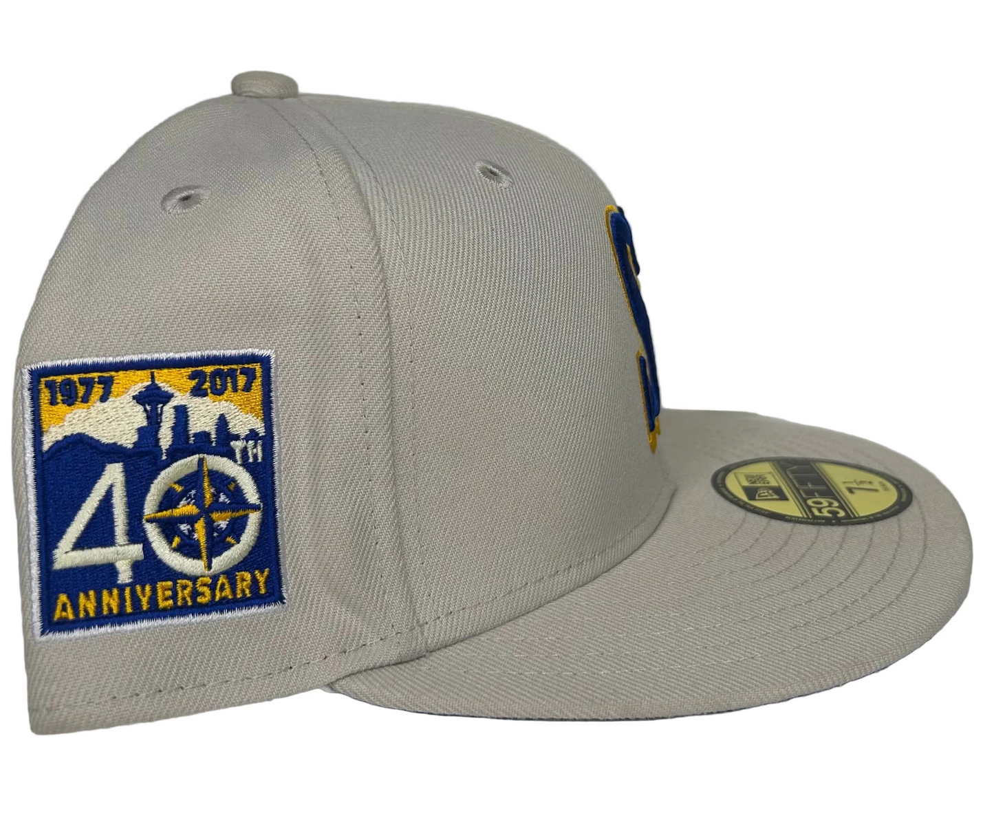 New Era 59Fifty fitted hat features a cream-colored crown, a blue brim, and a special Mariners 40th Anniversary patch on the side.