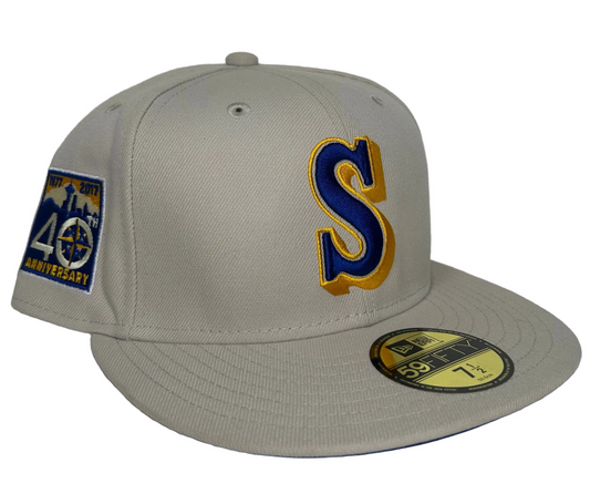 New Era 59Fifty fitted hat features a cream-colored crown, a blue brim, and a special Mariners 40th Anniversary patch on the side.