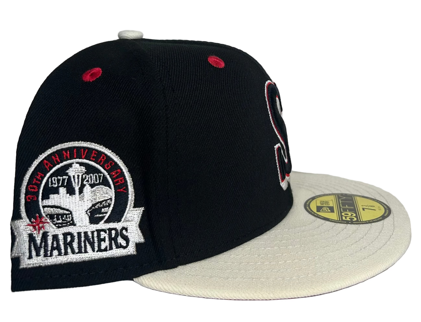 New Era 59FIFTY Seattle Mariners fitted hat features a black structured crown, a white flat brim, and a 30th Anniversary side patch.